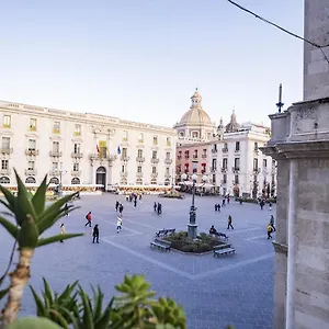 https://charme-central-suites.taorminaitalyhotels.com